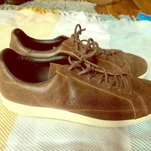 Men’s leather puma tennis shoes